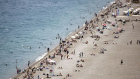 Deniz suyu sıcaklığı 21 dereceye çıktı, plajlar doldu