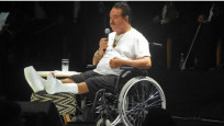 İbrahim Tatlıses kazadan sonra tekerlekli sandalyeyle konser verdi
