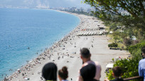 Antalya sahillerine tatilci akını