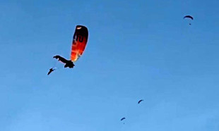 Havada çarpışan 3 yamaç paraşütü pilotu denize düştü