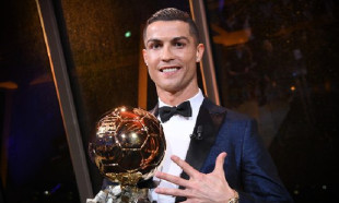 Cristiano Ronaldo Ballon d'Or ödülünü sattı!