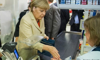Angela Merkel, markette cüzdanını çaldırdı