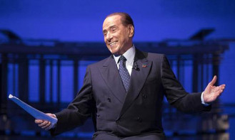 Berlusconi, 53 yaş küçük sevgilisiyle nikahsız evlendi