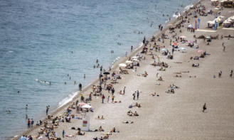 Deniz suyu sıcaklığı 21 dereceye çıktı, plajlar doldu