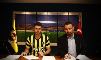 Fenerbahçe resmen açıkladı: Sözleşmesini 2027'ye kadar uzattı!