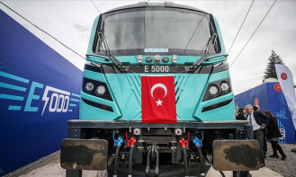 Milli lokomotif E5000 raylara iniyor