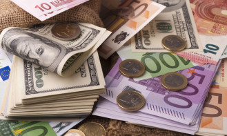 Faiz indirimlerinden sonra euro ve dolar eşitlenebilir