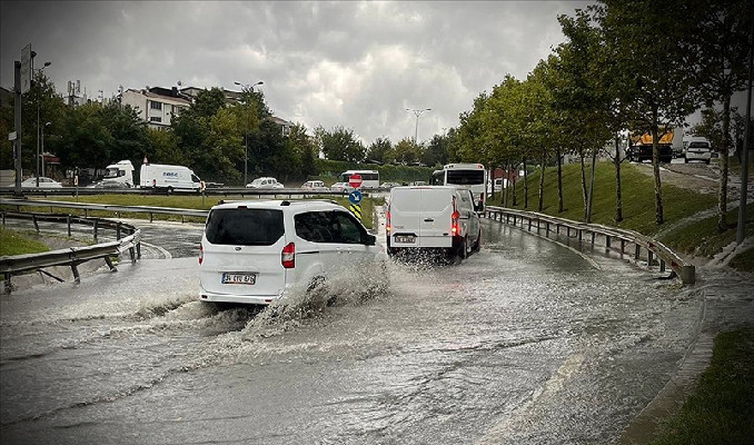 İstanbul'da sağanak yağış: Ev ve yolları su bastı!