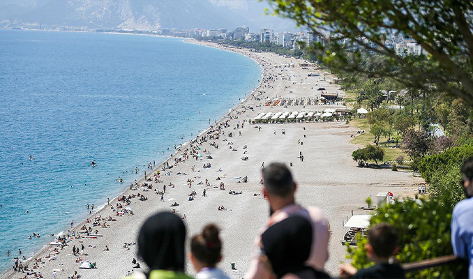 Antalya sahillerine tatilci akını