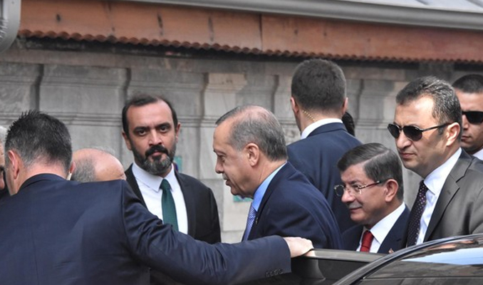 Cumhurbaşkanı Erdoğan, Davutoğlu ile cuma namazı kıldı
