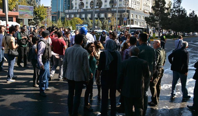 Diyarbakır'da belediye önünde toplananlara vatandaşlardan tepki