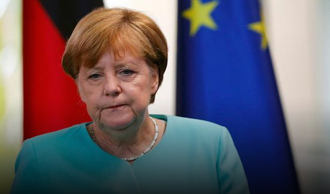 Merkel, Rusya'ya yaptırımların uzatılması taraftarı