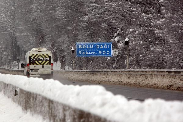 Bolu Dağı'nda kar ulaşımı zorlaştırdı