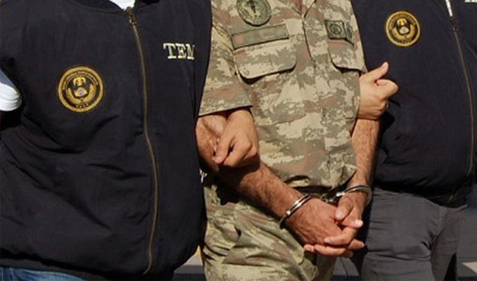 Hakkari'de 2 rütbeli asker tutuklandı