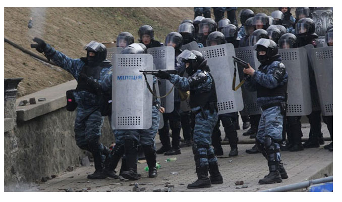 Ukrayna'da polis yanlışlıkla polisle çatıştı