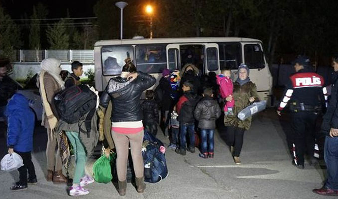 15 kişilik minibüsten 43 sığınmacı çıktı