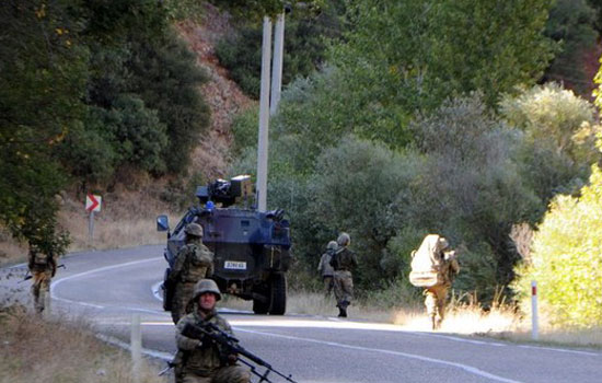 PKK'dan köy baskını! 1 korucu şehit 8 asker yaralı