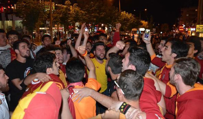 Galatasaray taraftarı sabaha kadar kupayı kutladı