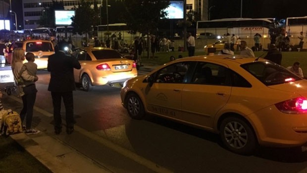 Atatürk Havalimanı'nda 'taksiciler fırsatçılık yapıyor' iddiası
