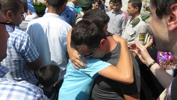 Tutuklu askeri lise öğrencileri gözyaşlarıyla tahliye oldu
