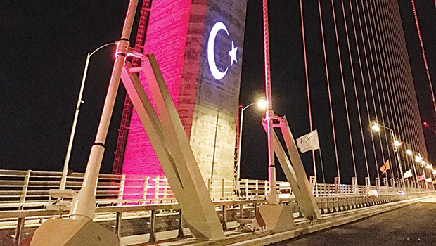 450 bin LED’le köprüde ışık şovu