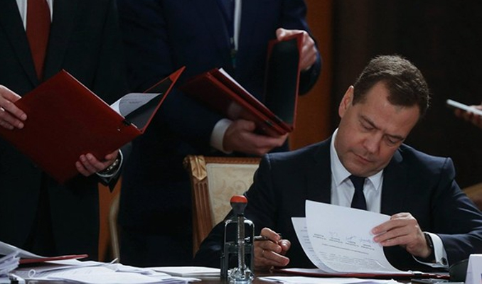 Medvedev charter yasağını kaldıran kararnameyi imzaladı