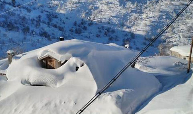 Konya'da kar yükseliği insan boyunu aştı