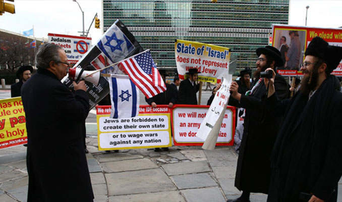Yahudiler İsrail bayrağını yırttı