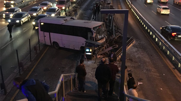 Küçükçekmece'de servis minibüsü metrobüs durağına çarptı