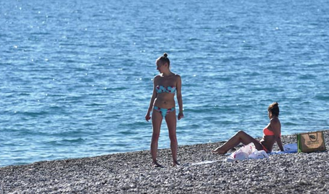 Turistler Antalya'da denize girdi