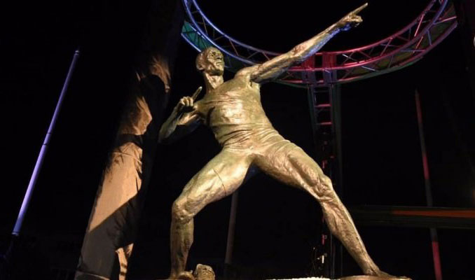 Dünyaca ünlü sporcunun heykeli dikildi