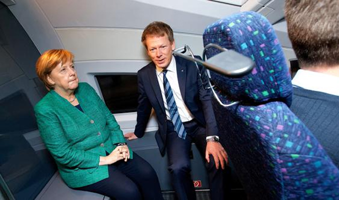 Merkel'in açılışını yaptığı tren yolda kaldı