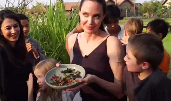 Angelina Jolie kameraların önünde akrep yedi