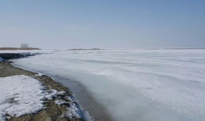 Van Gölü aşırı soğuklarda dondu