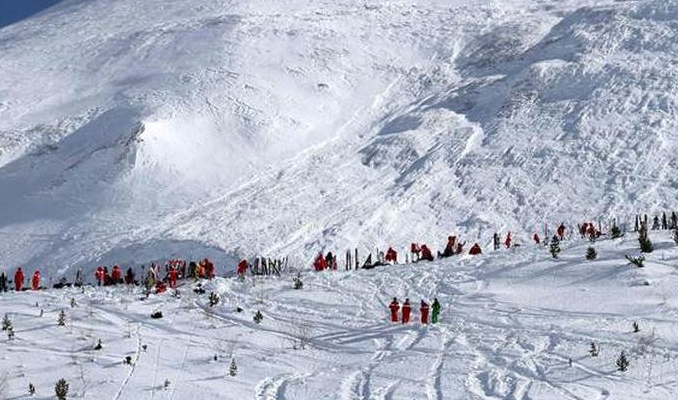Popüler kayak merkezine çığ düştü