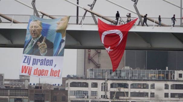Hollanda'da Erdoğan resmi asıldı