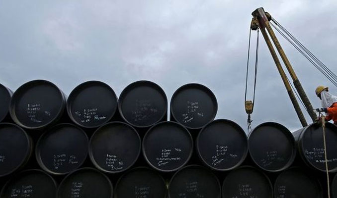 Petrol, özel sektör stokları yüksek çıkınca düşüşe geçti