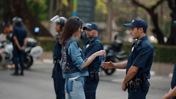 Pepsi, Kendall Jennerli reklamını geri çekti