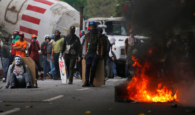 Venezuela'da göstericiler Chavez'in eski evini yaktı