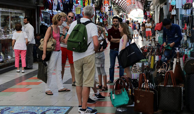 Yabancı turist girişleri Nisan'da yüzde 18.1 arttı