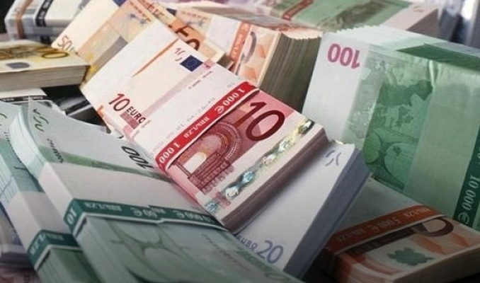 Euro dolar karşısında geriledi