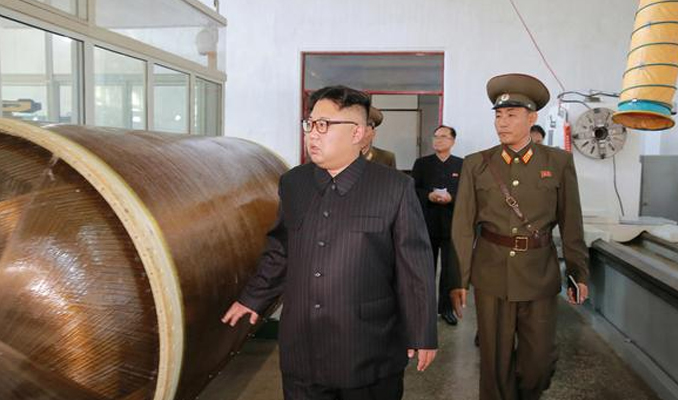 Kim Jong-un yeni füzeleri inceledi