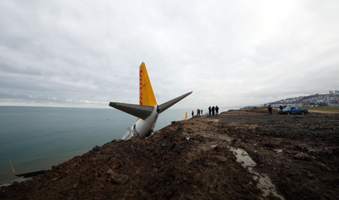 Trabzon'da pistten çıkan uçak denize kayıyor