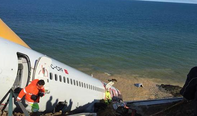 Trabzon'da pistten çıkan uçak çekilmeye başlanıyor