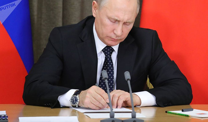 Putin, dövize tabela yasağı getiren kanunu onayladı