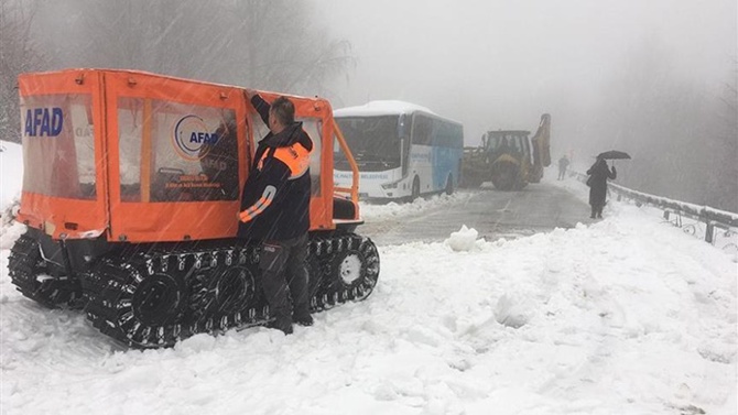 Karda mahsur kalan 75 yolcu kurtarıldı