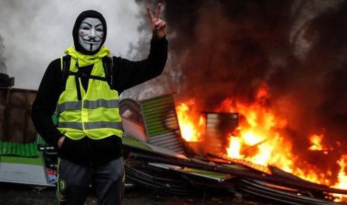 Protestolar Fransa ekonomisini olumsuz etkiliyor