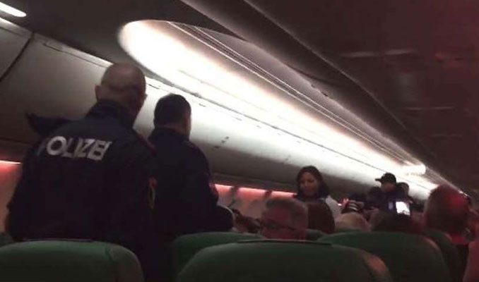 Uçakta sürekli gaz çıkaran yolcu kavgaya neden oldu