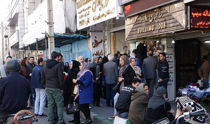 İranlılar dolar almak için kuyruk oluşturdu