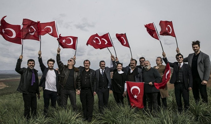 Sınıra giden sanatçılardan 'Türkiye Marşı'